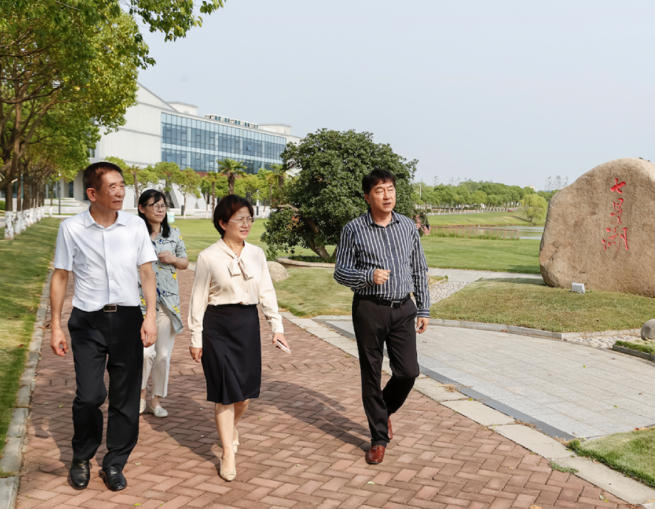 学院召开干部会议宣布党委书记调整决定